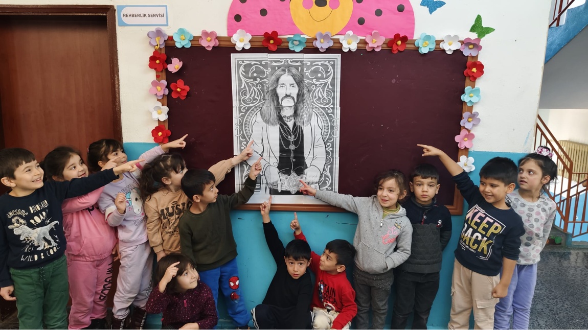 7'den 70'e herkesin sevgisini kazanan, Türkiye'nin efsane sanatçılarından Barış Manço ve Ana Sınıfı A Şubesi Öğrencileri